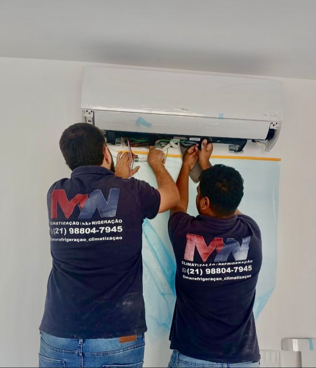 Técnico MW instalando ar-condicionado